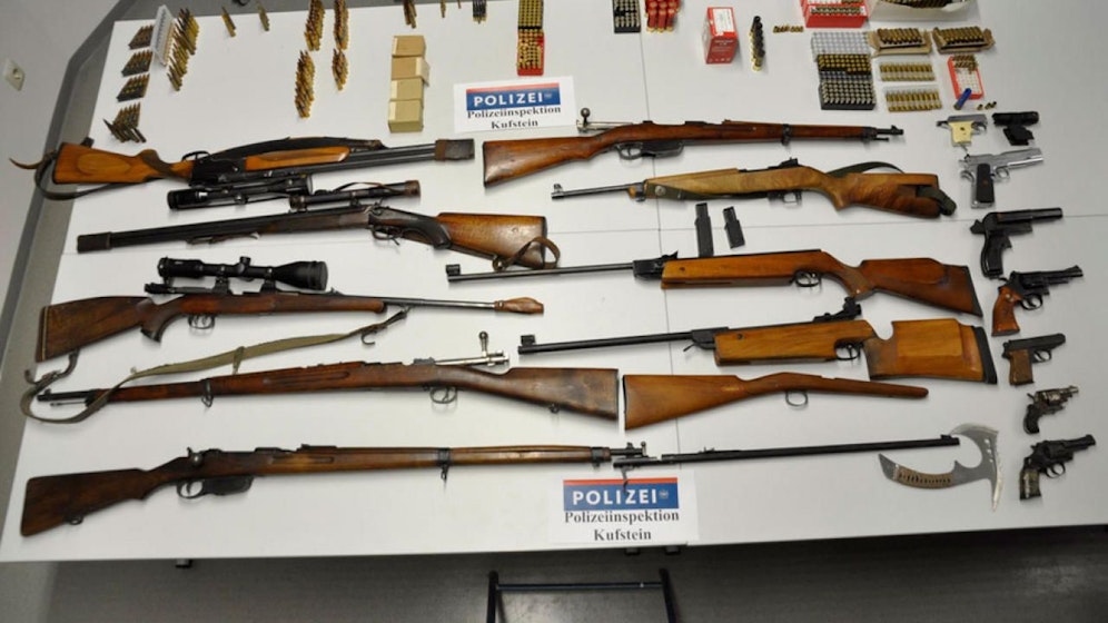 Die sichergestellten Waffen samt Munition.