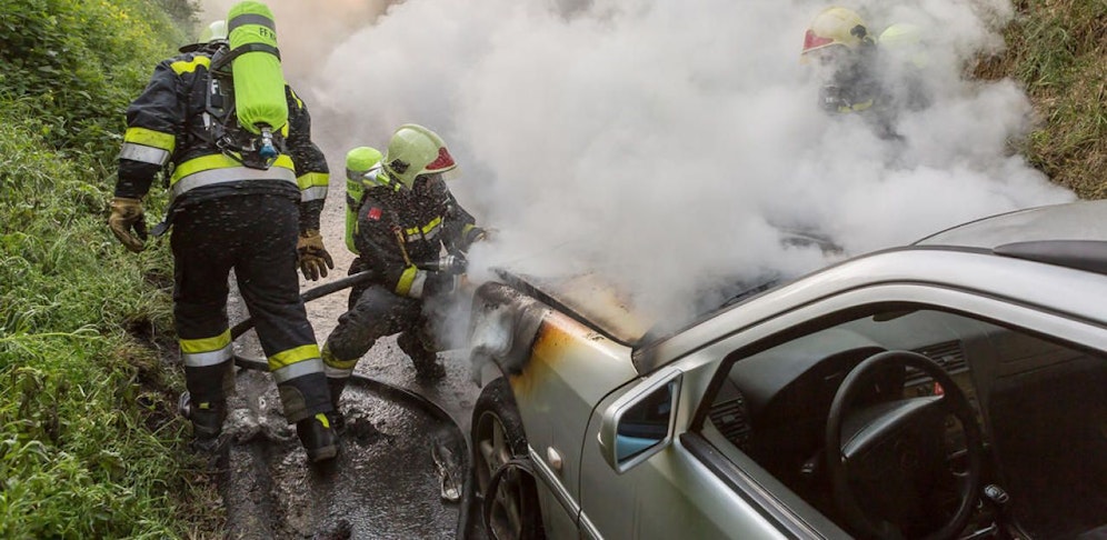 Der Motorraum des Pkw stand in Vollbrand.