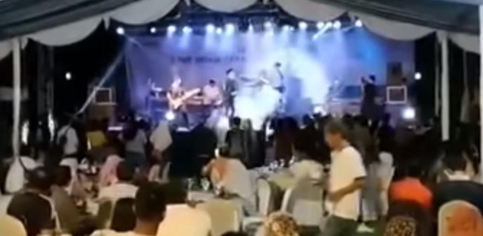 Tsunami spült Band bei Konzert von der Bühne