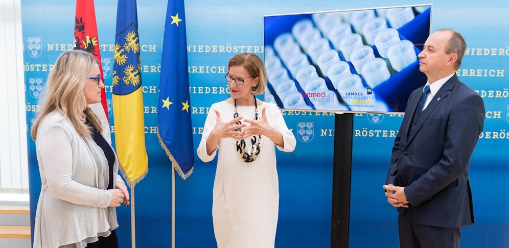 Gesundheitslandesrätin Ulrike Königsberger-Ludwig (SPÖ), Landeschefin Johanna Mikl-Leitner (ÖVP) und ihr Stellvertreter Stephan Pernkopf (ÖVP) beschlossen Zusammenarbeit mit der Veterinär-Universität.