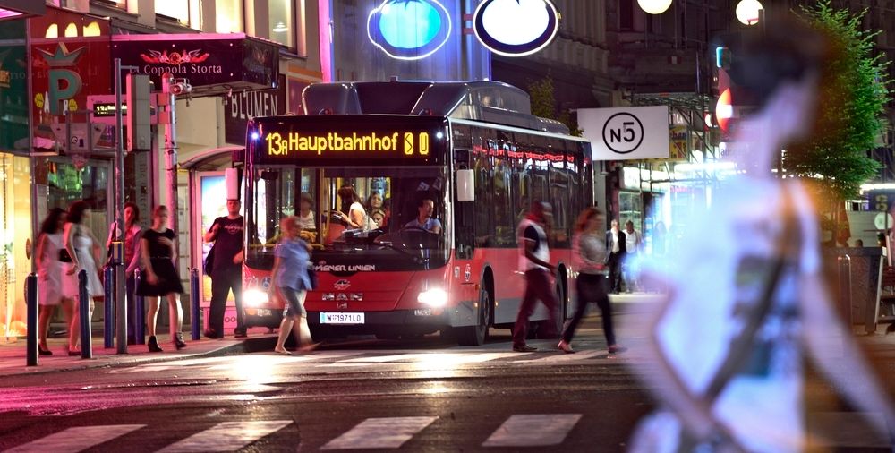 Die Teenagerin wollte mit dem Nachtbus nach Hause fahren (Symbolfoto).