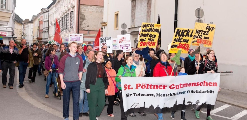 Die Demonstranten ziehen ein vorerst letztes Mal durch die Innenstadt.