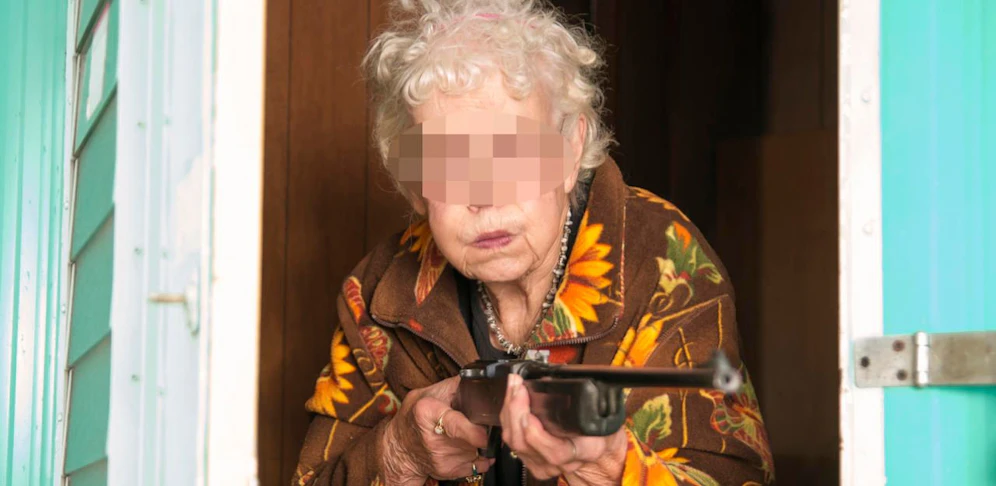 Die ältere Dame griff zu einer Waffe und bedrohte damit die Kinder