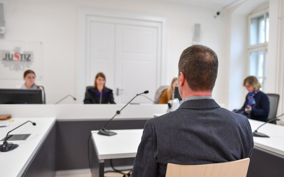 Der Angeklagte vor Gericht.