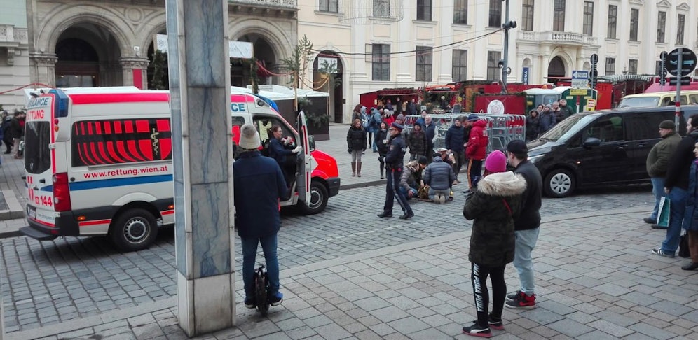 Eine Pensionistin wurde beim Überqueren der Straße angefahren.