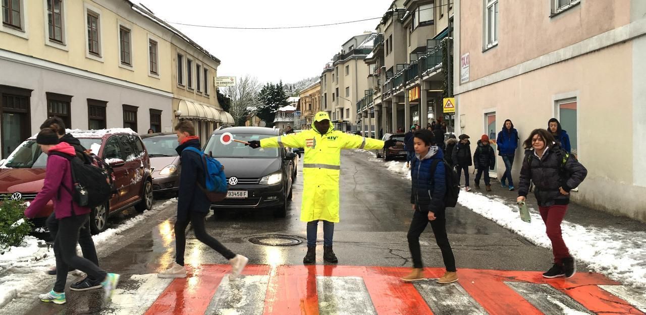 Heute.at - Asylwerber bringen Kids jetzt sicher zur Schule