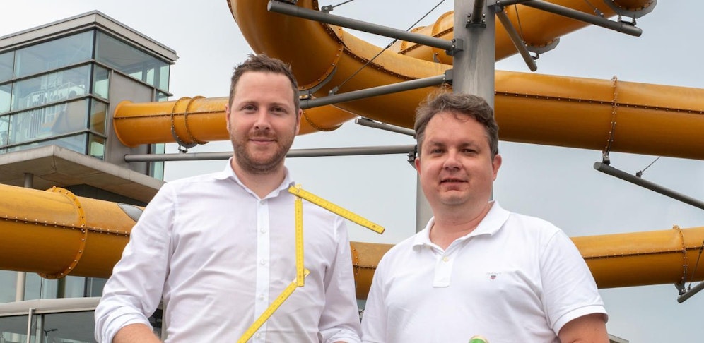 Bürgermeister-Stellvertreter Michael Schnedlitz vor der längsten Wasserrutsche Niederösterreichs.
