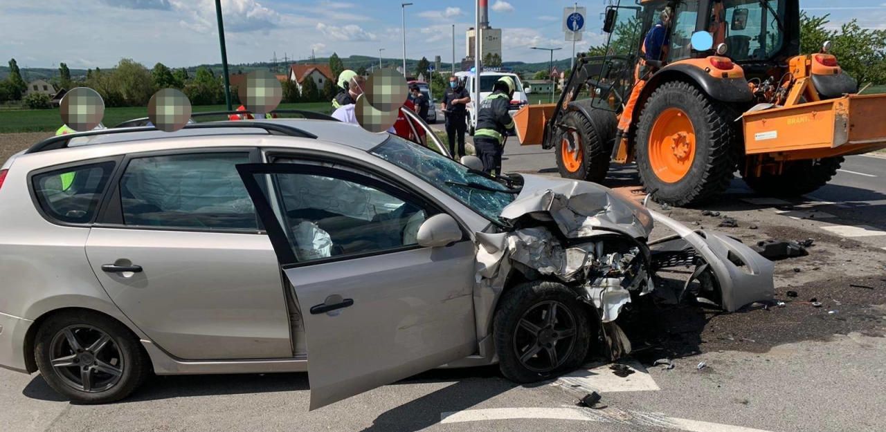 Heute.at - Lenker krachte mit Auto auf Kreuzung in Traktor