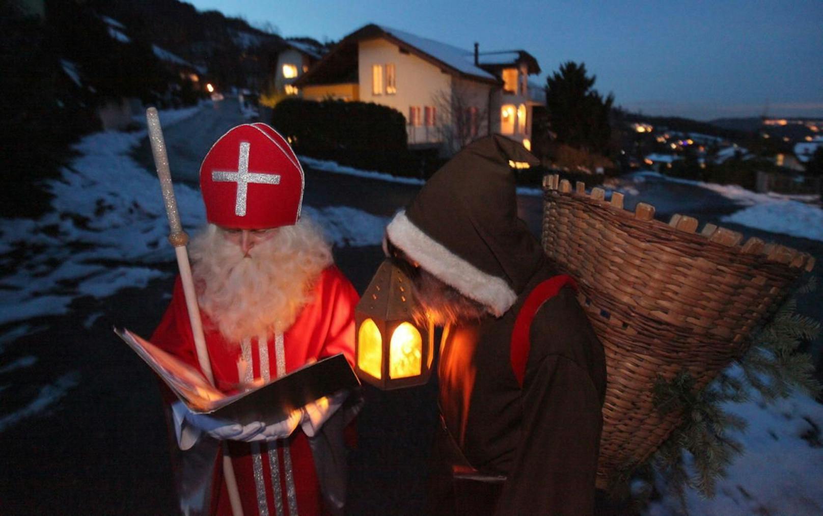 Der heilige Nikolo und sein Gehilfe Knecht Ruprecht heißen in der Schweiz &quot;Samichlaus&quot; und &quot;Schmutzli&quot;.