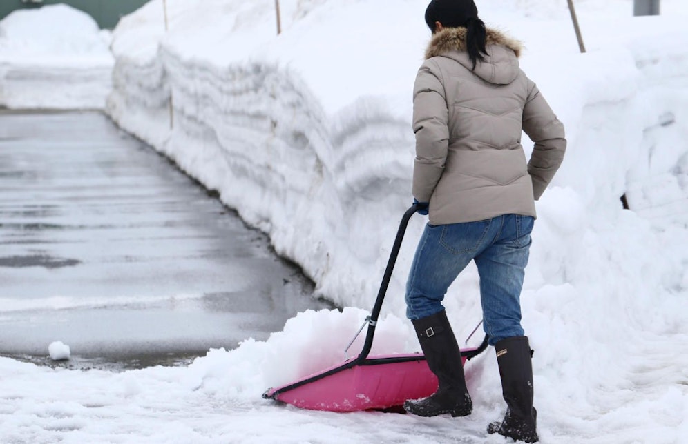 Die Frau wurde beim Schneeschaufeln von einem Auto angefahren