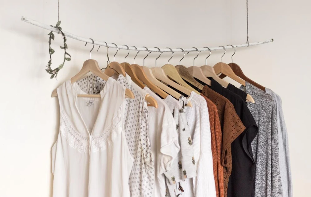 Alles griffbereit? Wer jeden Morgen schneller aus dem Haus kommen möchte, sollte in seiner Garderobe Ordnung machen. (Foto: Unsplash) 