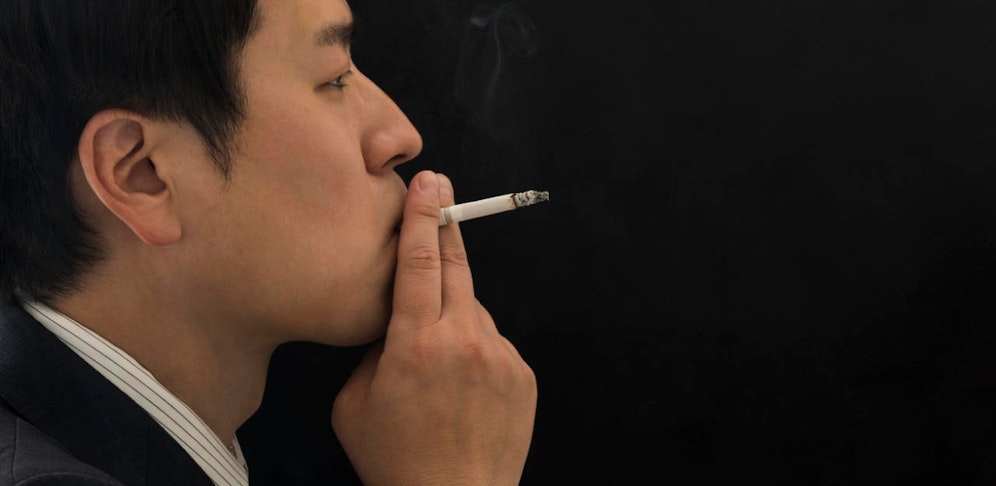 Eine japanische Firma gibt ihren nichtrauchenden Mitarbeitern sechs Urlaubstage zusätzlich. 