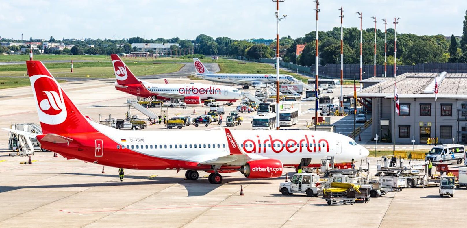 Air Berlin will sich in Zukunft auf die Drehkreuze Berlin-Tegel und Düsseldorf konzentrieren.