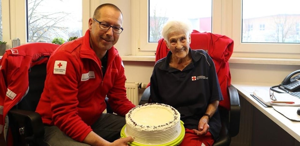 Hermine Haberfellner bekam zum Geburtstag eine Torte von ihren Kollegen.
