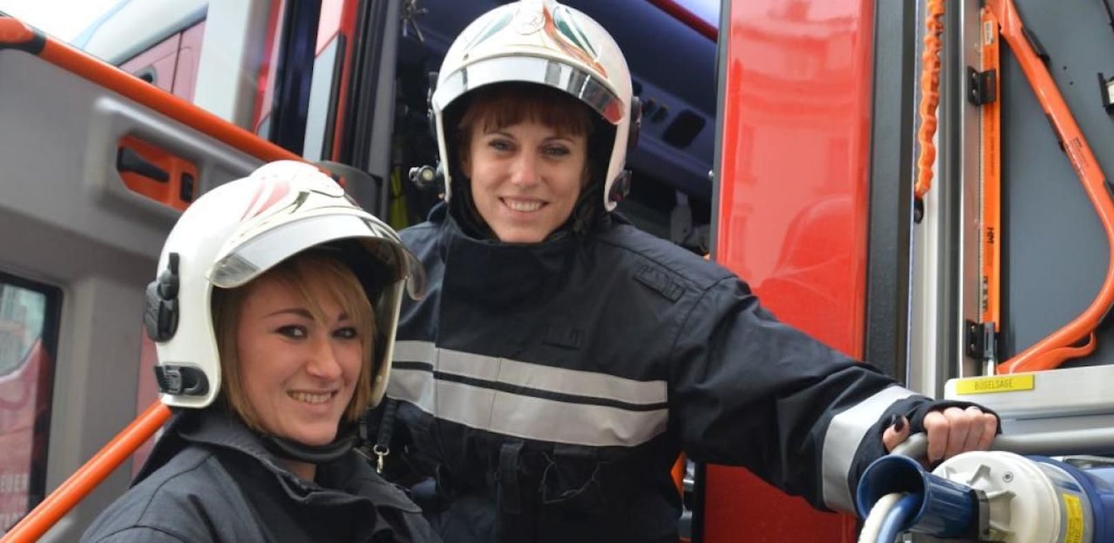 Lässig: Tara Hassan (links) und Sabrina Stutzig sind als Feuerwehrfrauen in der Stadt im Einsatz.