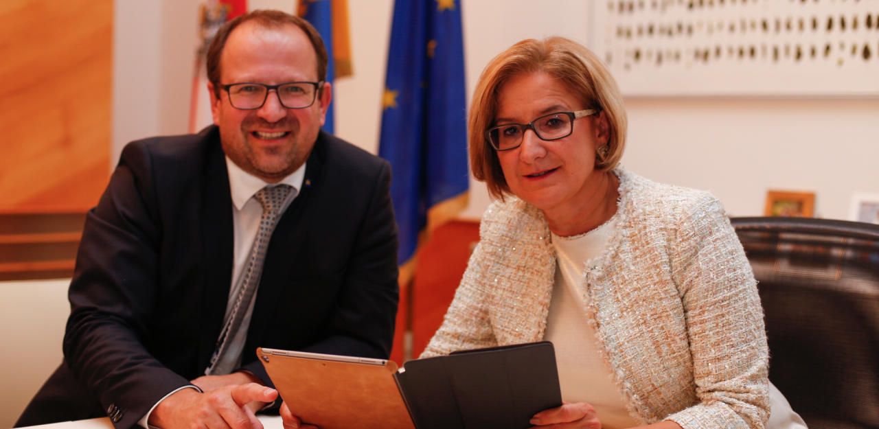 VPNÖ-Manager Bernhard Ebner und Landeschefin Johanna Mikl-Leitner am Wahlabend.