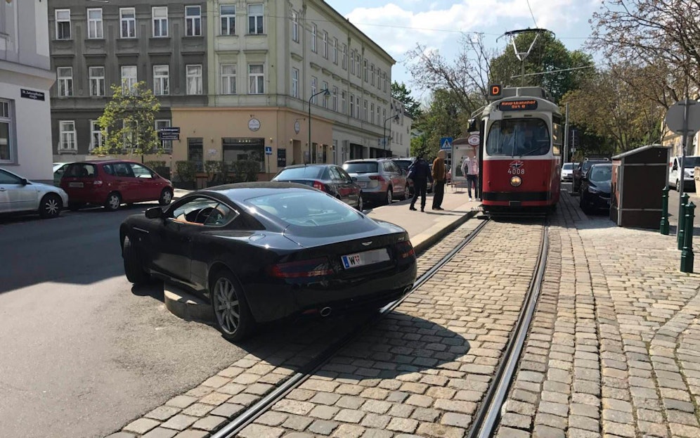 Der Lenker des Aston Martins übersah den Gehsteig. 