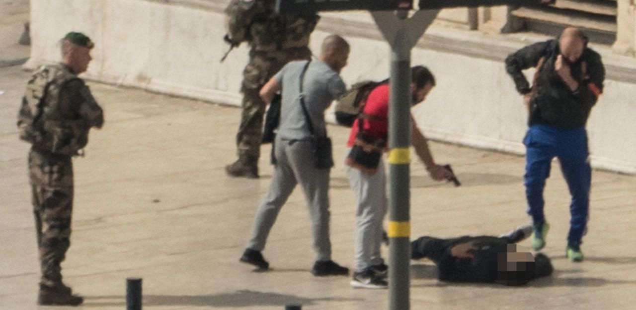 Heute.at - Allahu Akbar-Rufe: Messer-Mörder erschossen