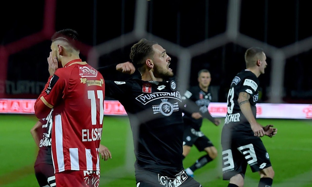Lukas Spendlhofer jubelt mit Sturm über den Sieg gegen Kapfenberg.