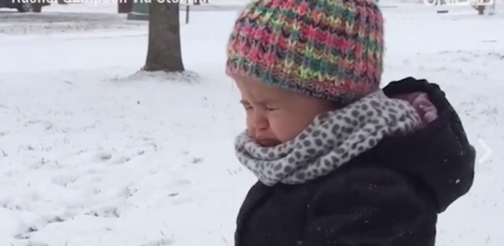 Kleines Mädchen ist vom Schnee nicht begeistert