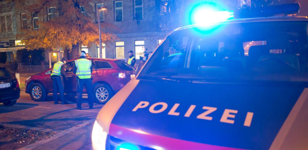 Die Polizei entdeckte den Dieb im Auto, er schlief.