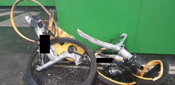 Trauriges Bild: Das völlig zerstörte oBike in der U4-Station Meidling Hauptstraße