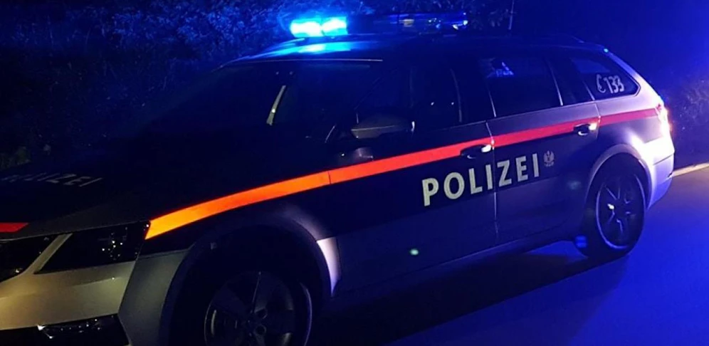 Nachdem er einen Unfall verursacht hatte, bei dem drei Personen verletzt wurden, beging der Mann (51) Fahrerflucht. 