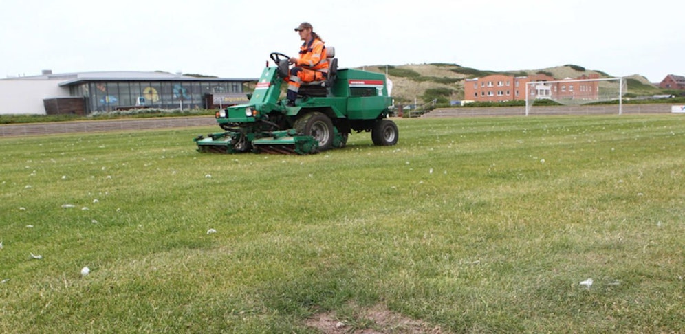 Gute Nachricht für die Vereine: Die Stadt Linz übernimmt auch weiterhin die Mäharbeiten auf den Rasenplätzen.