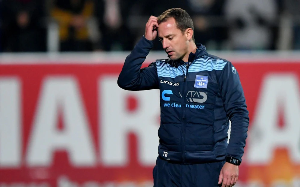 Nachdenklich! Thomas Sageder weiß keine Lösung mehr, warf bei Blau Weiß Linz das Handtuch.