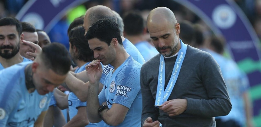 Pep Guardiola bei der Meisterfeier in Brighton. Auf dem Handy sucht er vielleicht schon nach News über die drohende Champions-League-Sperre.