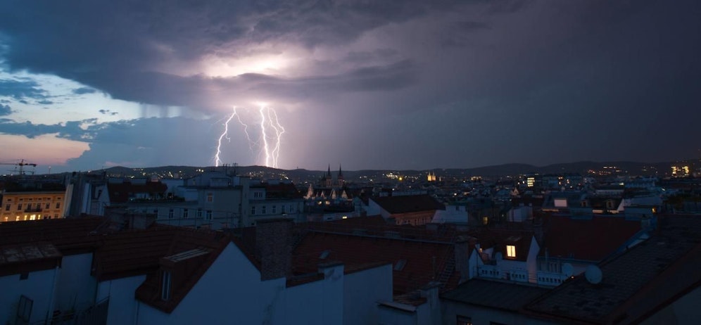 Es kann immer wieder zu Gewittern und Regenschauern kommen. (Archivbild)