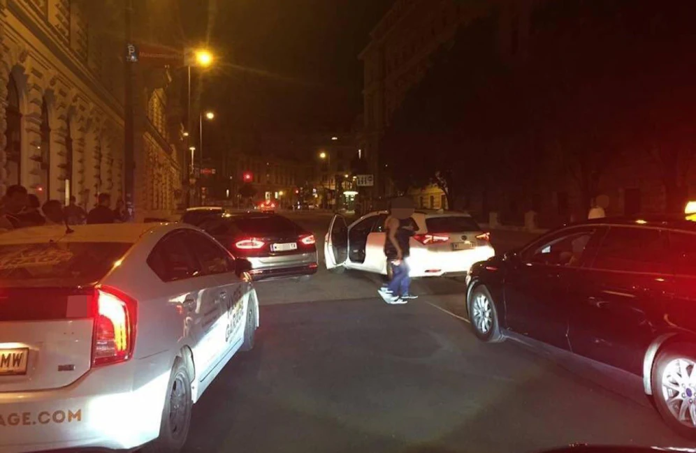 Der Uber-Fahrer konnte weder vor noch zurück. 