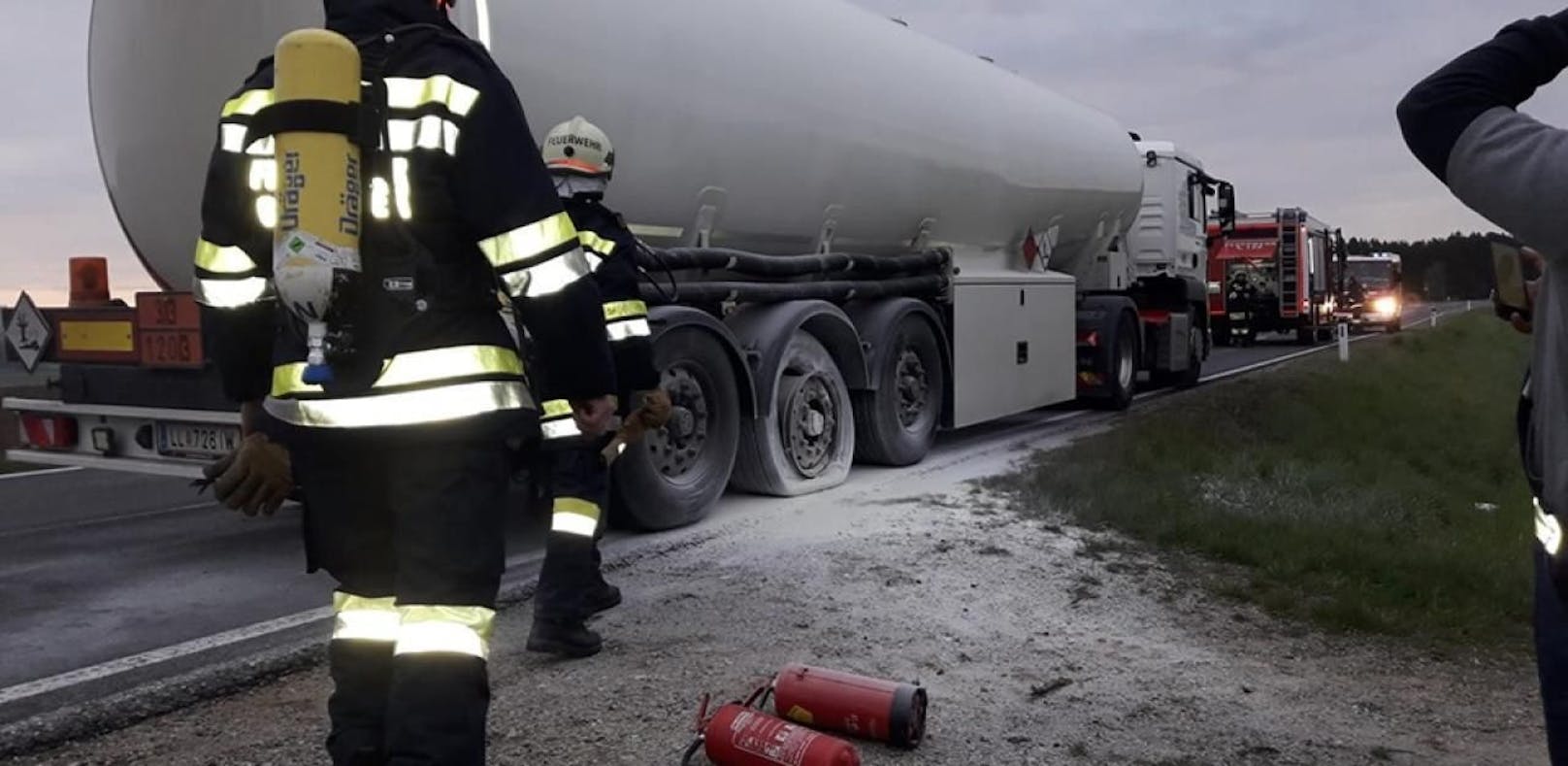 Reifen von Tankwagen fing während der Fahrt Feuer
