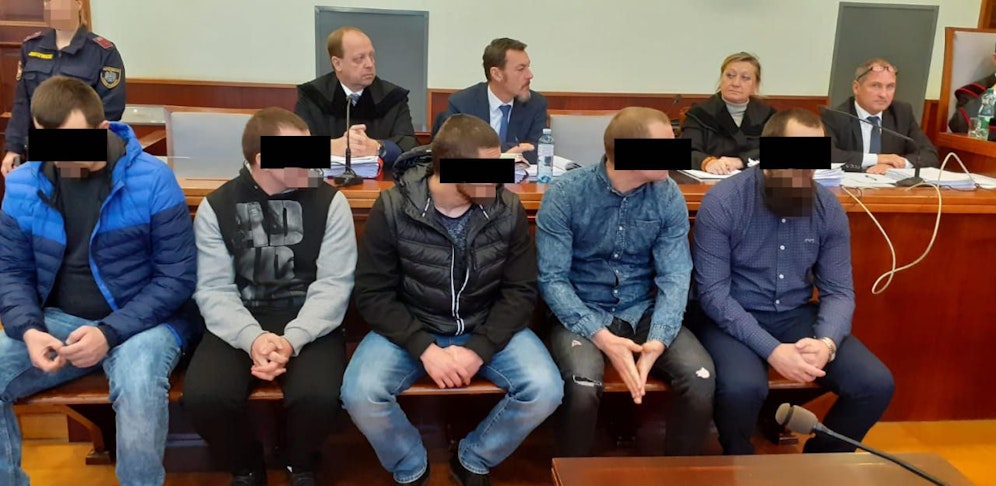 Die insgesamt 5 Angeklagten