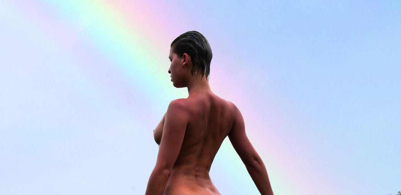 Heute.at - Nacktmodel zieht sich für den Artenschutz aus