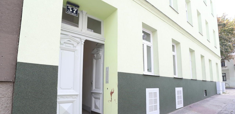 Das Opfer schleppte sich aus der Wohnung vor das Gebäude, um Hilfe zu holen. 