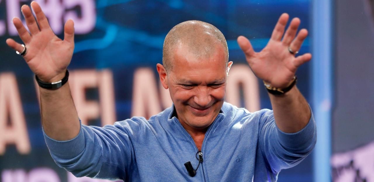 Heute.at - Banderas zeigt sich mit abrasierten Augenbrauen