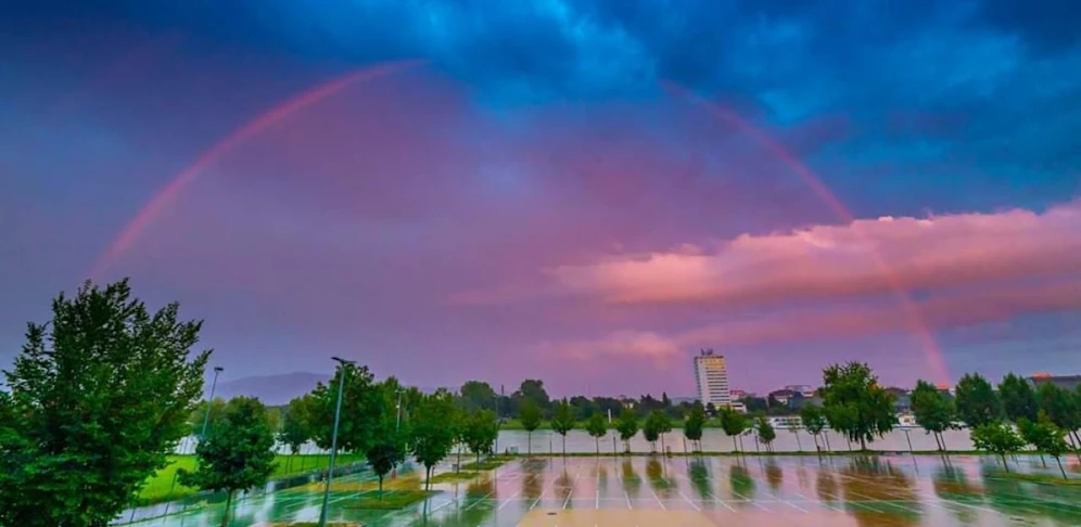 Ein Regenbogen während des Sonnenuntergangs in Linz.