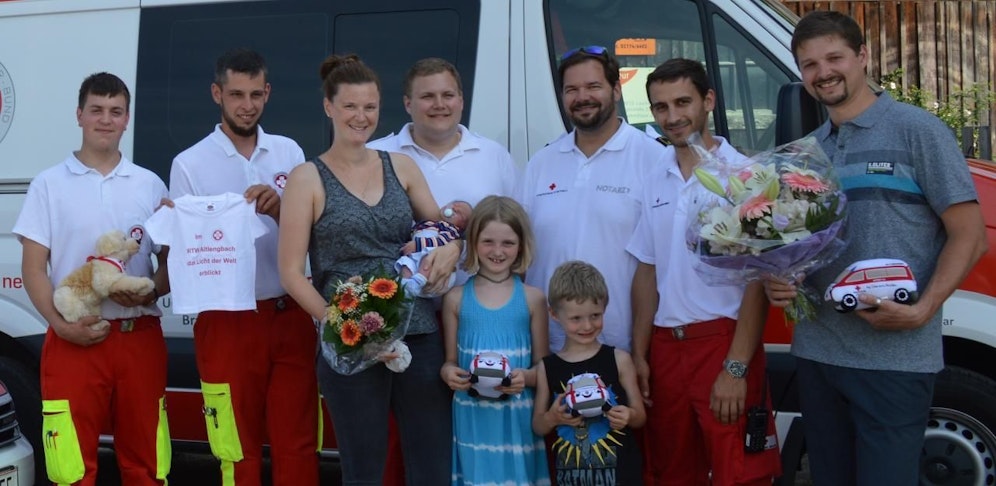 Meisterleistung des Rotkreuz-Teams  Mama und Baby sind wohlauf.