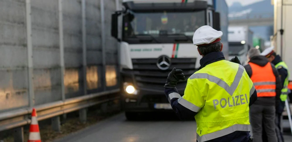 Die Flüchtlinge versteckten sich in einem Lkw voller Tierhäute