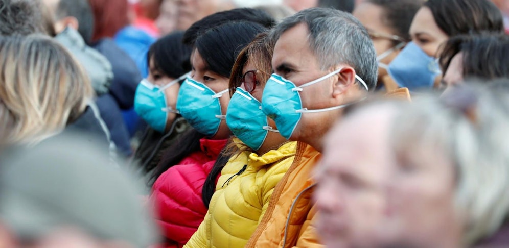 Gläubige besuchten den Petersplatz und die wöchentliche Generalaudienz des Papstes mit Masken