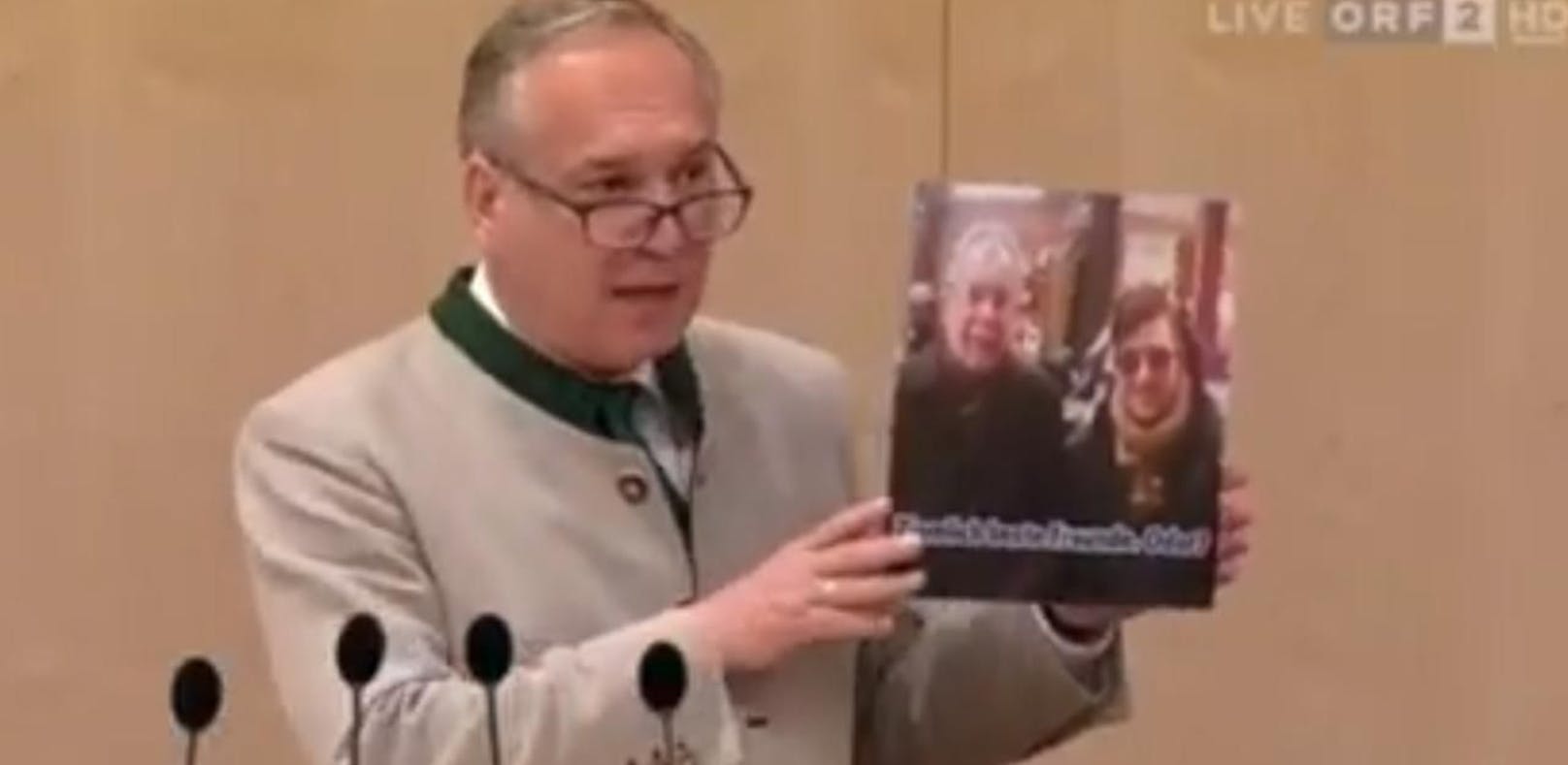 Walter Rosenkranz (FPÖ) zeigt im Nationalrat ein Foto von Van der Bellen mit Martin Sellner (&quot;Identitäre&quot;).