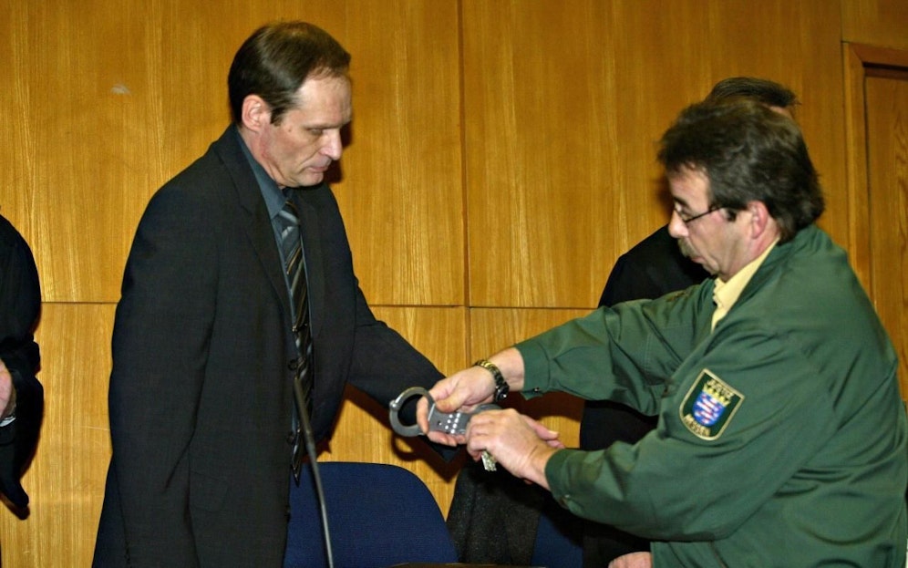 Armin Meiwes (55), der "Kannibale von Rotenburg", hat um vorzeitige Haftentlassung gebeten. 2006 wurde er zu einer lebenslangen Haftstrafe verurteilt. 