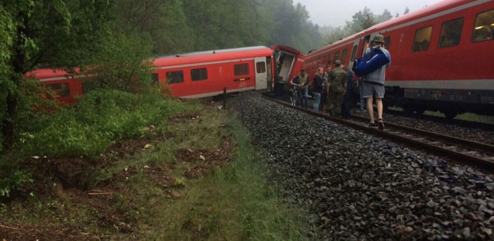 Der Regionalzug entgleiste teilweise.
