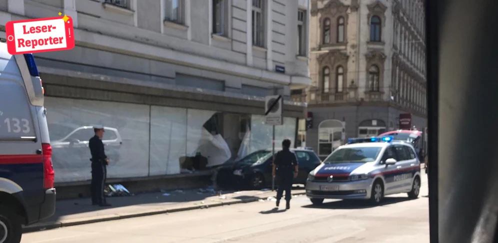 Der Lenker des VW-Golfs verlor die Kontrolle, fuhr zwei Passanten an und krachte in die Auslage eines leerstehenden Geschäfts.
