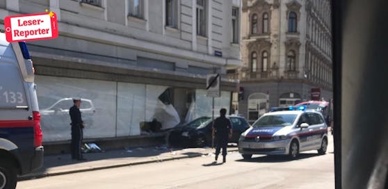 Der Lenker des VW-Golfs verlor die Kontrolle, fuhr zwei Passanten an und krachte in die Auslage eines leerstehenden Geschäfts.
