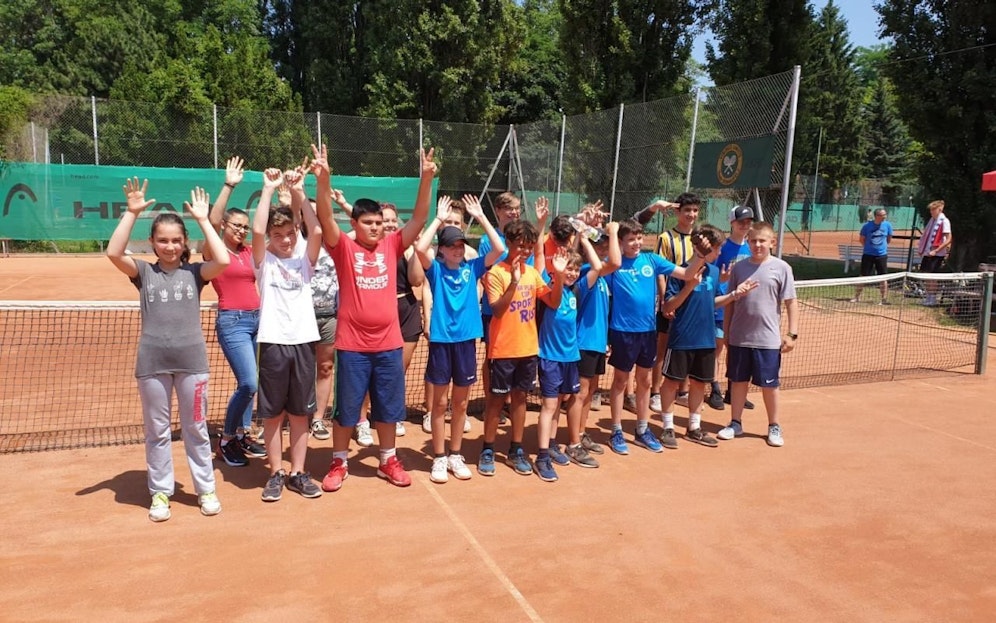 Trotz Affenhitze mit vollem Enthusiasmus dabei: Dutzende Floridsdorfer Schülerinnen und Schüler wollten wie ihr Idol Dominic Thiem ins Finale einziehen.  