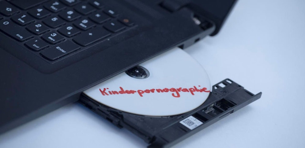 Die Ermittler konnten zahlreiche Speichermedien sicherstellen. (Symbolbild)