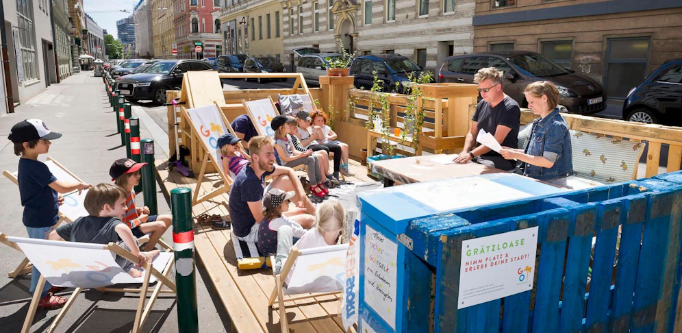 Die Grünen wollen in Linz statt Parkplätze Parklets aufstellen.