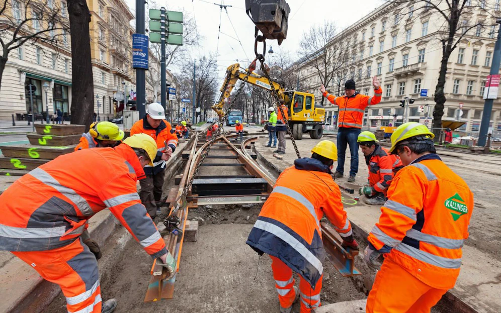 Damit die Wiener Bims problemlos in die Zukunft rollen können, tauschen die Wiener Linien regelmäßig die Gleise aus. Allein heuer werden an 40 Stellen rund 9.000 Meter verlegt. (c) Wiener Linien/Manfred Helmer